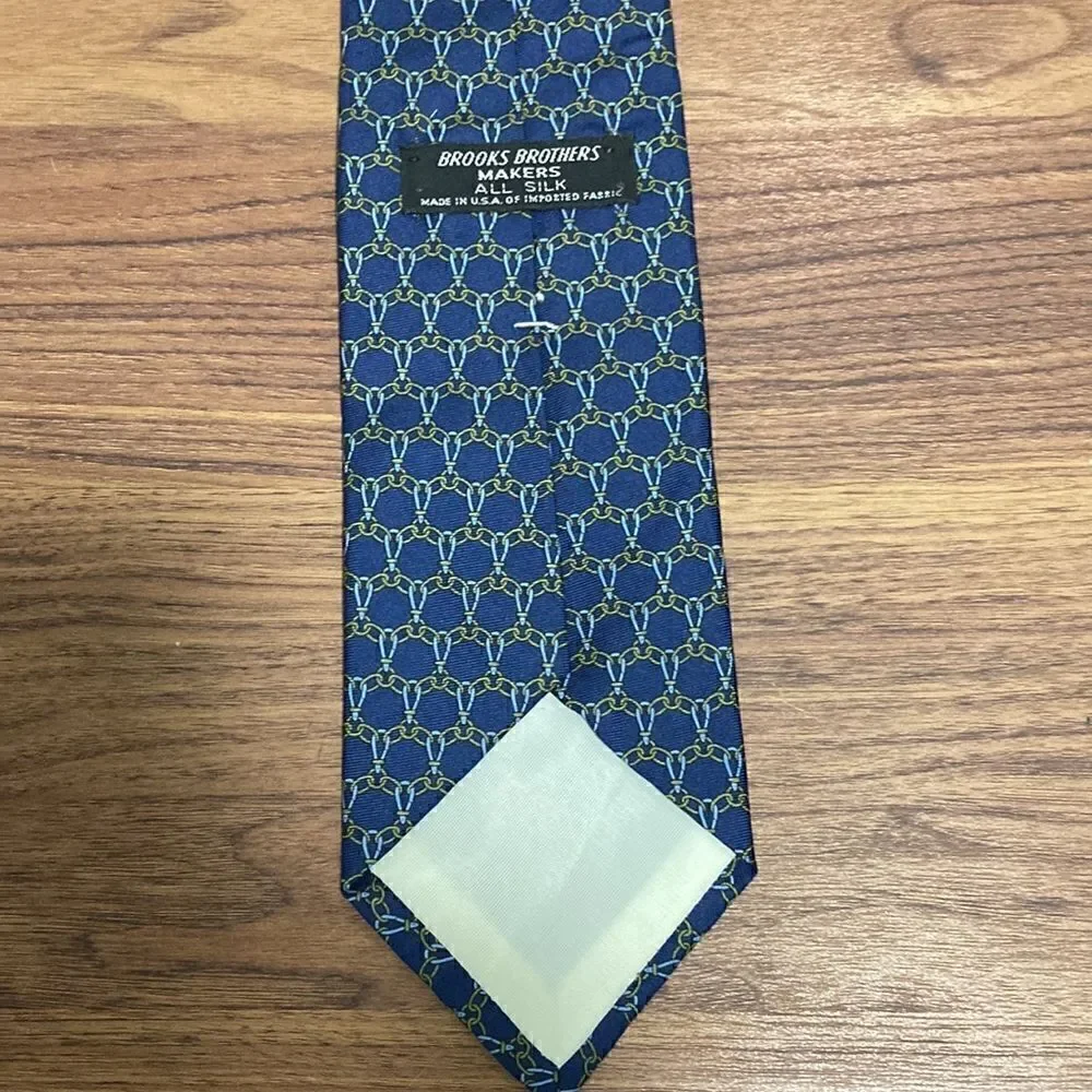 Brooks Brothers Makers Silk Necktie in Blue / Green Pattern.
